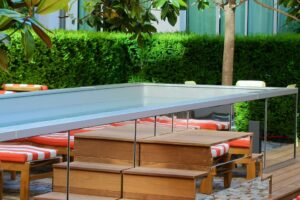 la piscine de the hoxton, l'une des adresses où se baigner à paris