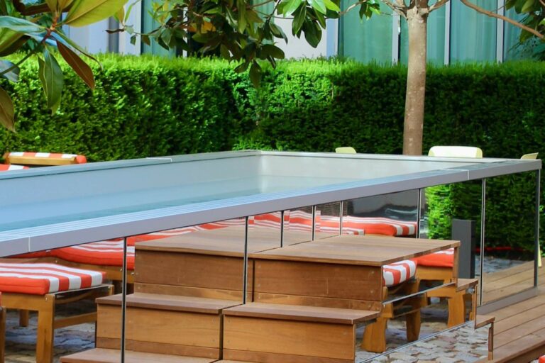 la piscine de the hoxton, l'une des adresses où se baigner à paris