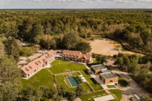 image en altitude de La Rêveraie en Sologne, une ancien corps de ferme entouré de forêt
